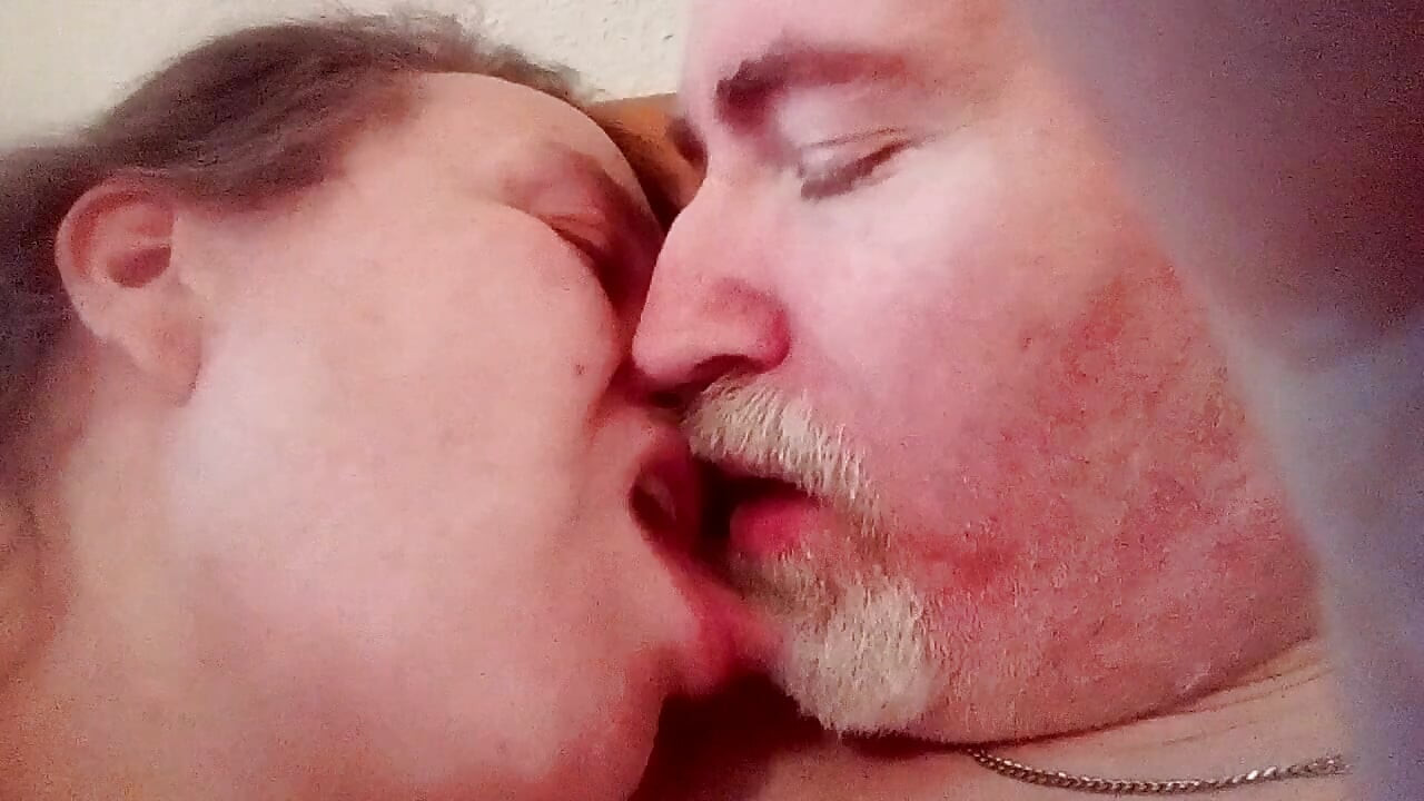 Jen i John całują się w zbliżeniu