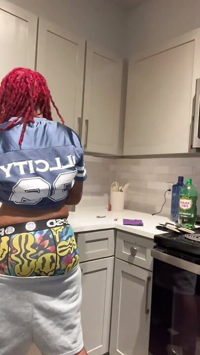 Ibenholt rødt hode stor booty dyke Rengjør hele kjøkkenet naken mens du er på jobb