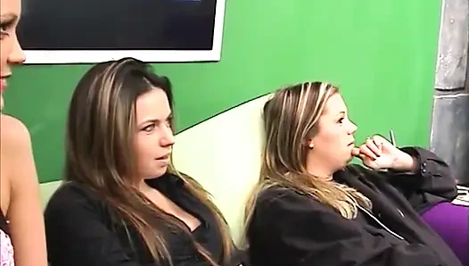 Наслаждайтесь горячими сценами, вырезанные за кулисами