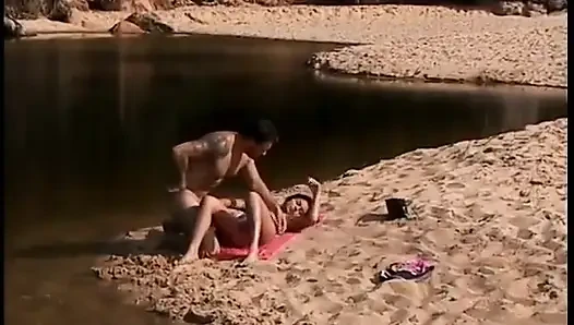 Cewek cantik latina pantatnya dientot habis-habisan di pantai