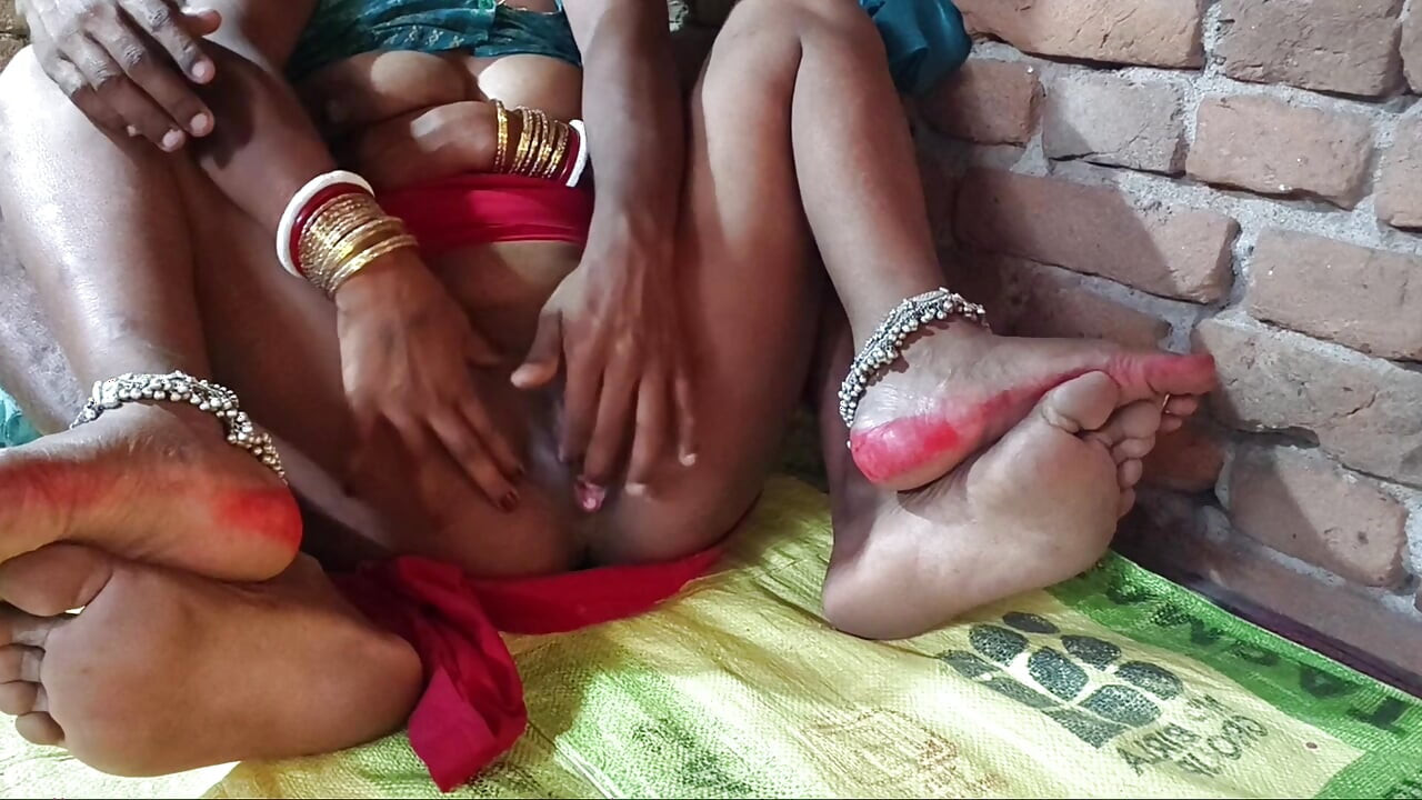 Bhaiya ne suman bhabhi ka boobs daba ke gili chut me fingering kar ke chut se pani nikal diya.indian desi blowjob Hindi viral sex video