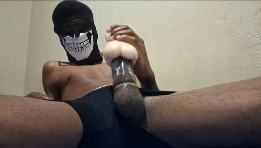 Hombre enmascarado masturbándose real caliente