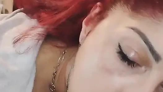 Когда он говорит сбить, я отсасываю. и я получаю много спермы на мое лицо и рот