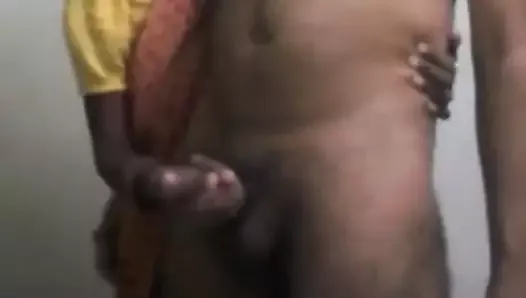 Индийская горничная сари доит пенис