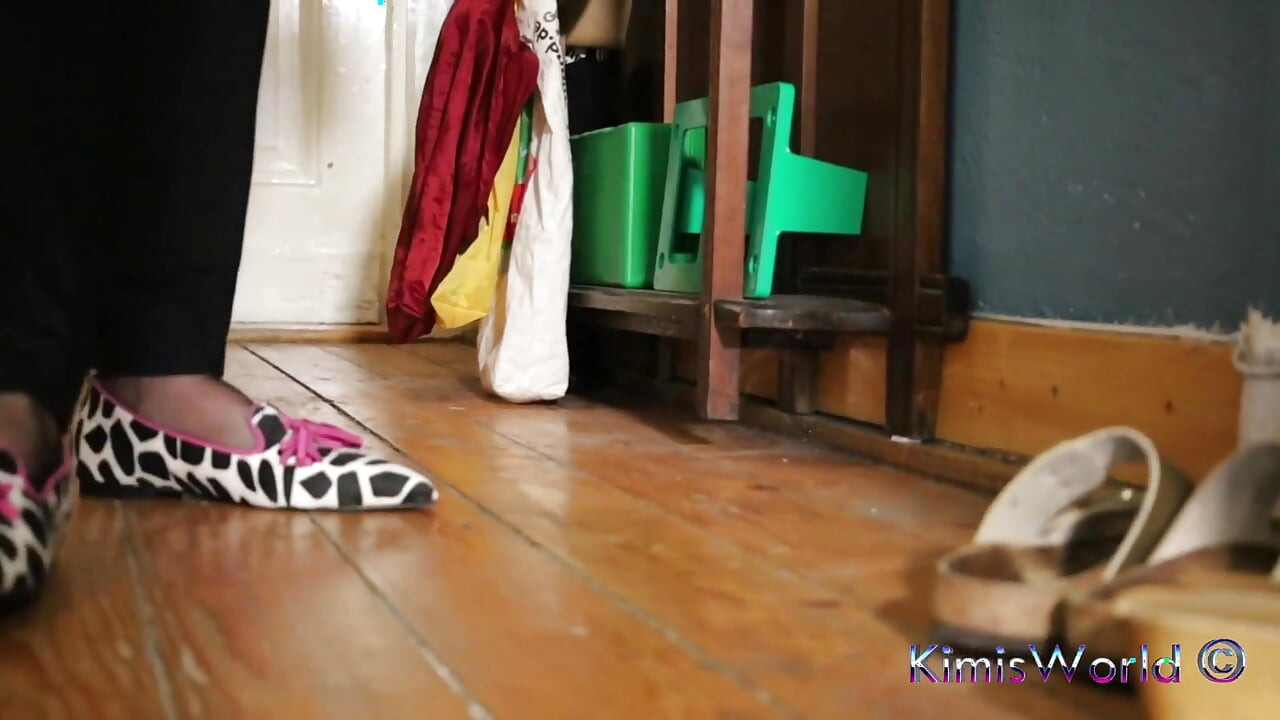 Minimalistic Nylon Moments - Dangling & Shoeplay