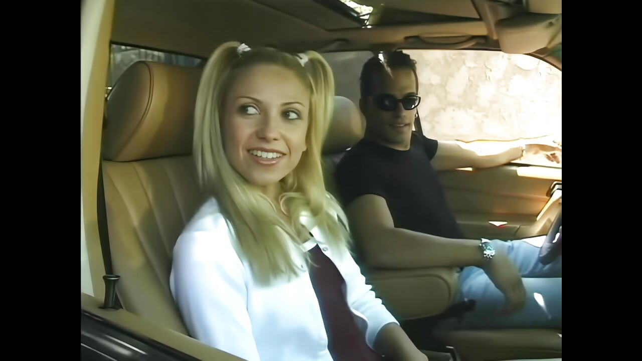 Hai con gà trống cho một con đĩ