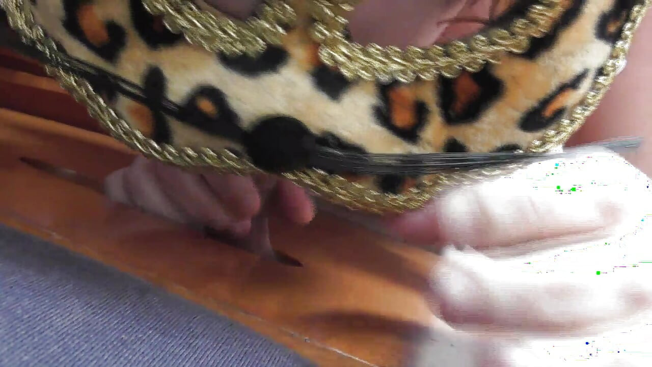 穴からフェラチオを受けている、誰かわからない。