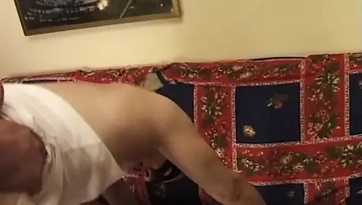 Tante seksi dengan penutup mata lagi asik fingering dan dudukin mukanya dengan mata tertutup