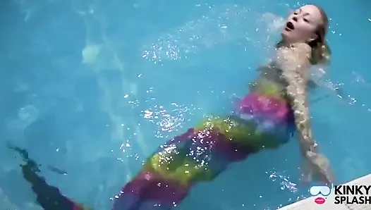 Putri duyung tertangkap menggodamu di kolam renang