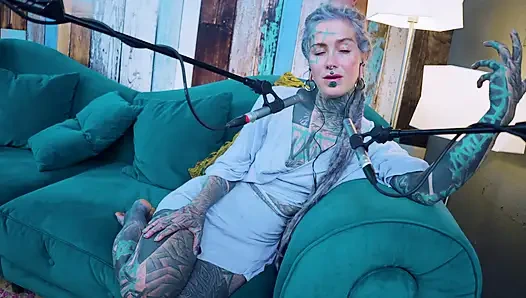 F hakkında konuşuyorum - korku - asmr podcast sfw konuşuyor gotik sıska kız dreadlocks dövmeli model dövmeli kız