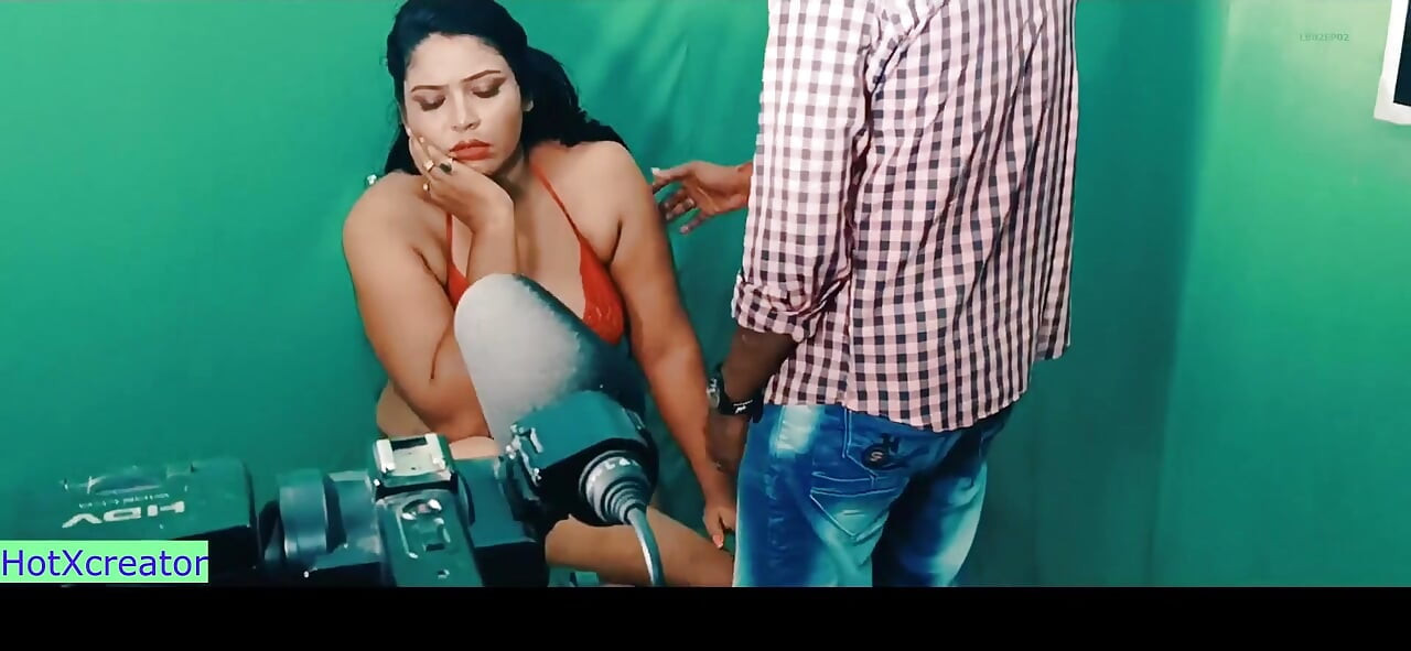 Model cantik desi disetubuhi oleh sutradara di depan kamera! Video rekaman seks viral model india!