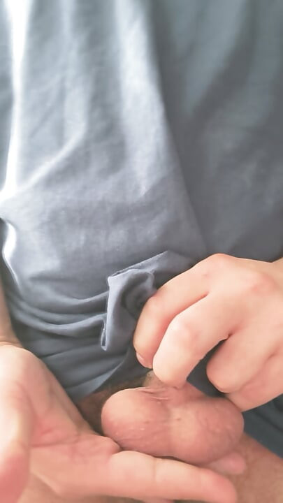 Piroca pequena sexy sozinho em casa e por conta própria"