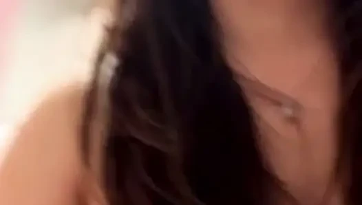 Heißes chinesisches mädchen masturbiert allein live in ihrem zimmer