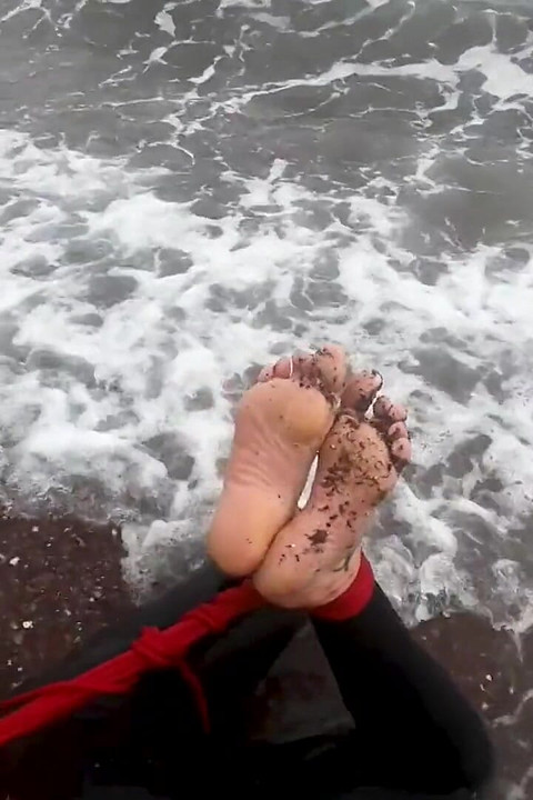 Hogtied Dalam Pakaian Basah - Cabaran Melarikan diri perhambaan tali di pantai