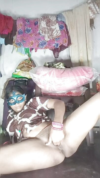 Bakire bir kızın amına parmak sokuyor, amının suyu çıktı, arazi yok, bu yüzden Hintçe sesli bakire amına dildo sokuyor ve götten amcık suyunu çıkardı.