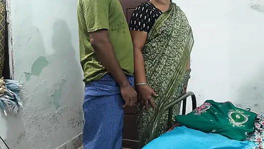 Tante hot dan menyakitkan saat dia lagi sendirian di rumah. Asli buatan sendiri.