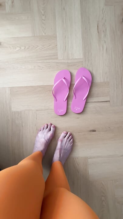 Zobrazit nohy ve městě Žabky
