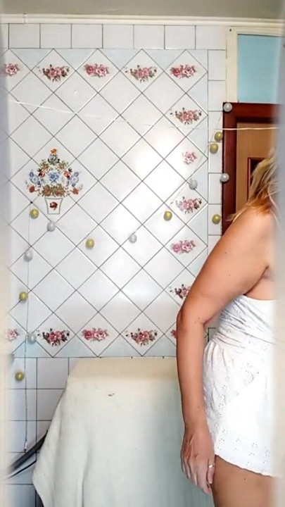 Καυτή νοικοκυρά Lukerya. Μια ώριμη Ουκρανή επιδεικνύει τη σιλουέτα της και ποζάρει στην κάμερα στο σπίτι. | Κλιπ 1