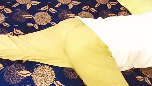 Hintli üvey anne yatarak yarağını yalıyormuş gibi yapıyor