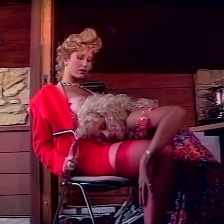 Lesbiene blonde lingând pizda pe masă