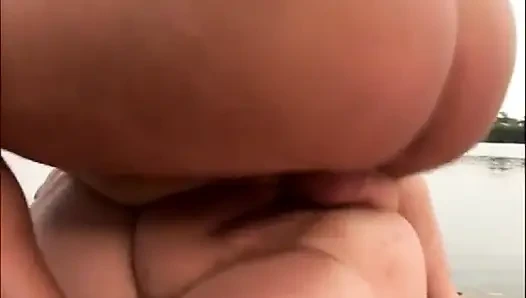 Pirang gemuk bercinta di pantai