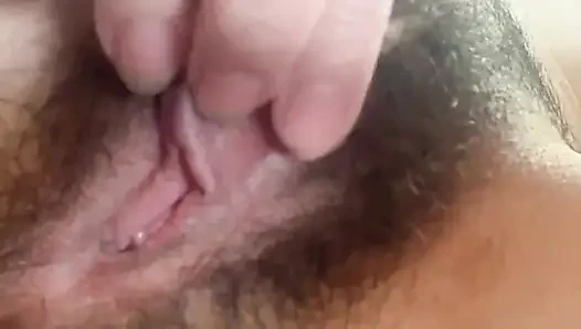Minik göt deliği kıllı amcık dudaklarını kapat