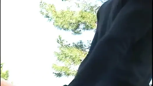 Sexy schlampen teilen sich den großen schwanz eines typen und schlucken sperma in der nähe des pools nach dem ficken