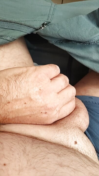 Je vous montre ma petite bite