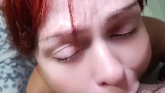 Rothaariges Camgirl Beweist, Dass Sie Die Königin Der Tiefen Kehle Ist