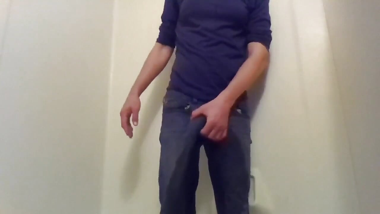 Śliczne Transgirl Pissing Dżins celowo po raz pierwszy; W pełni ubrany