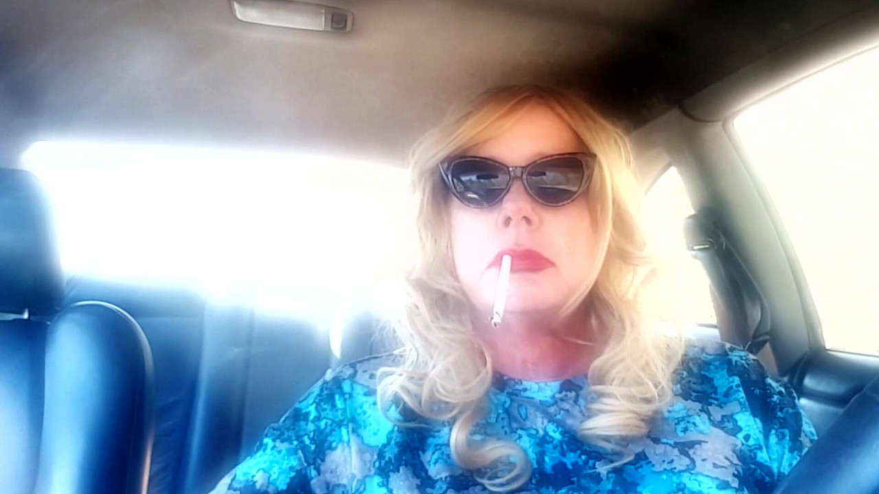 青いブロンド VS120 メンソールの車の煙