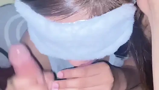 Seorang gadis kecil mencoba mengotori tangannya!!