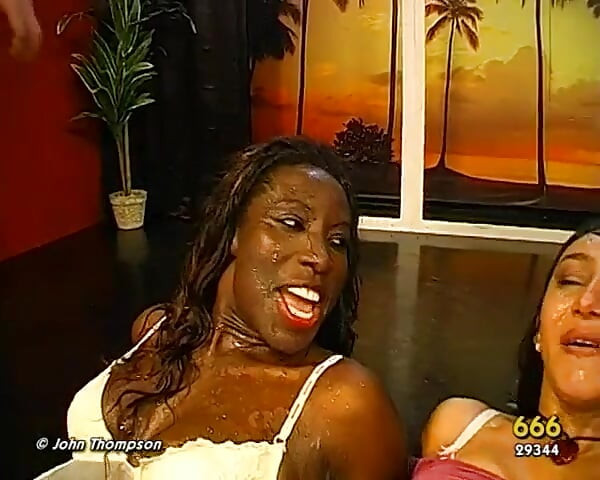 Eu preciso agora! - Ébano beleza fica encharcada de mijo durante ação selvagem a três