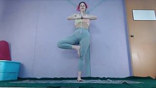 Yoga -beginner op livestream - latina met grote tieten knippert