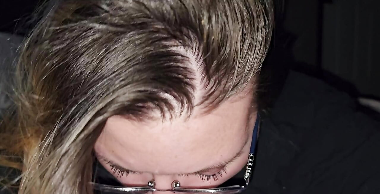 Han mater meg kuken hardt og ser ham ta tak i håret mitt og knulle ansiktet mitt til han fyller munnen min med sin tykke kremete ladning