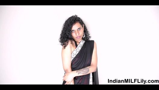 Sexo de stripping caliente de la estrella porno india Lily mostrándose desnuda