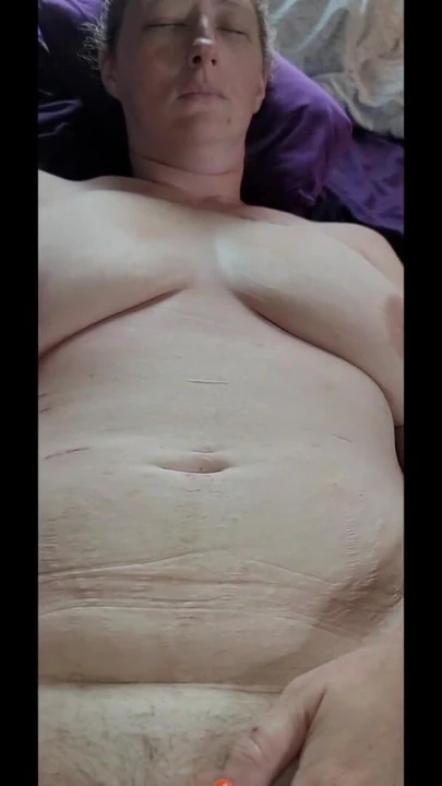 Momento icónico de "Anuncio de orgasmo de esposa amateur masturbándose con coño extendido"