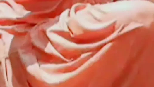 Saat lagi mandi, wanita desa ini lagi mandi sambil bugil selesai melupas pakaiannya habis-habisan