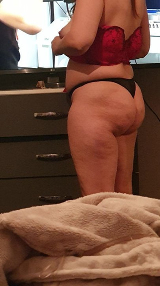 Menina libanesa mostrando bunda grande por sexo e álcool