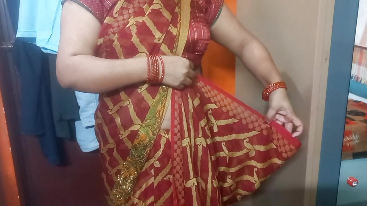 Muito bonita indiana em sari vermelho