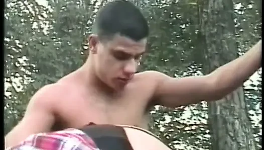 Gut gepolsterte süße Endy teilt einen harten schwanz mit einem typen und einem dildo auf dem boden in einem bisexuellen dreier