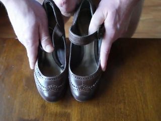 Ejaculare pe pantofii prietenei soției