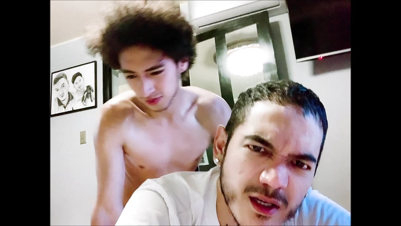 Hetero-mladi-latino twink jebe svoju prvu dlakavu guzicu.