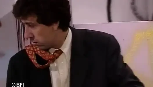 Винтажный секс с диваном в шкафу