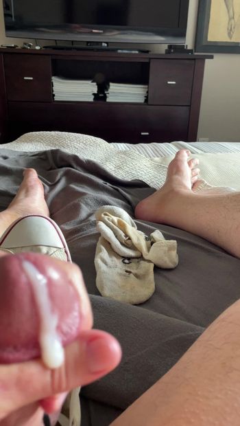 Always horny, I’m jerking my thick cock and I cum for you