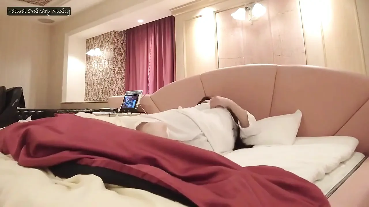 Primal reunion beyond time, cựu sinh viên bạn đời kết nối lại trong một cái ôm sâu thô bạo