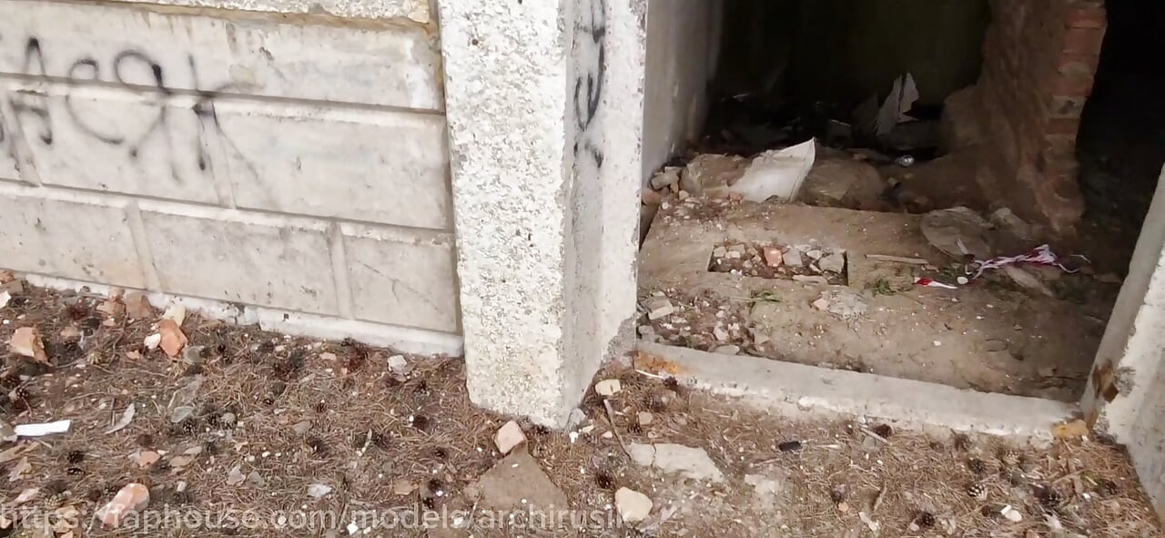 Aku nekat ngentot cewek nakal ini di pinggir jalan!