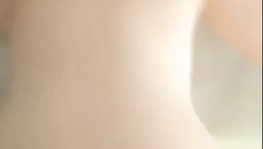 Cuckold yang meniduri istrinya ke orang lain.