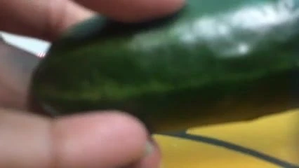 Gem gem dulce al soției srilankiene cu degetul