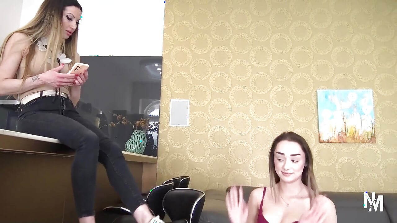 Awek si rambut coklat miang menjilat kaki MILFnya